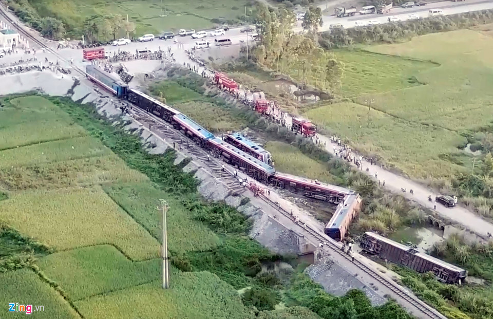 Đường sắt tê liệt sau vụ lật tàu ở Thanh Hóa